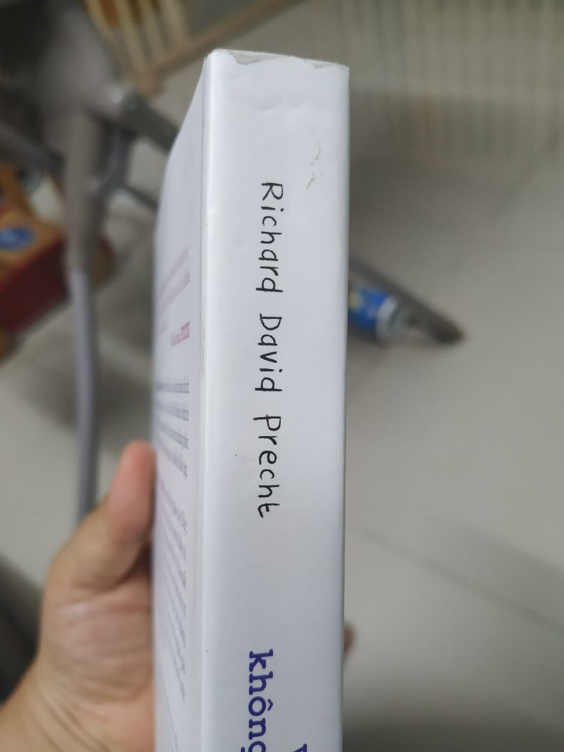 Tôi mua trên Tiki nhưng tôi biết nơi giao hàng là Muki và họ còn 2 quyển. Khi nhận được sách này tôi rất háo hức nhưng mở ra cầm cuốn sách thấy hụt hẫng chán ghê. Cuốn sách rất bẩn lem luốc trên bìa tôi phải lau 1 hồi mới tương đối (tôi cảm giác mình không được trân trọng), còn xung quanh cũng dơ gáy sách sứt mẻ. Ai bỏ tiền mua sách chả muốn nhận sách mới đẹp nhưng thôi họ còn 2 cuốn chấp nhận. Nhưng lần sau nếu còn 2 cuốn mà cũ kiểu này thì nên giảm giá sâu hơn để người nhận đỡ bực. Còn về nội dung chưa đọc nhưng đã xem review các trang khá kỹ nên tôi không hối tiếc khi mua chỉ hối tiếc nhận được cuốn sách bẩn.
