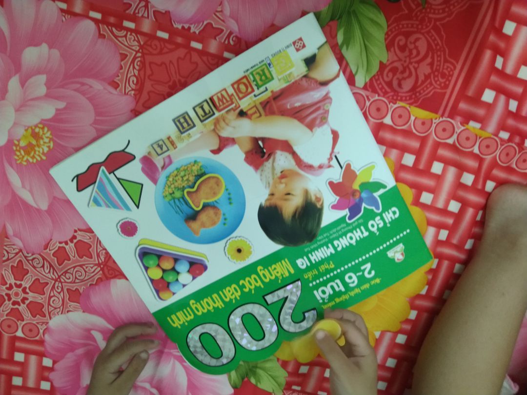 Sách có rất nhiều miếng dán,đủ loại,bé rất thích. Tuy nhiên sách khá mỏng.