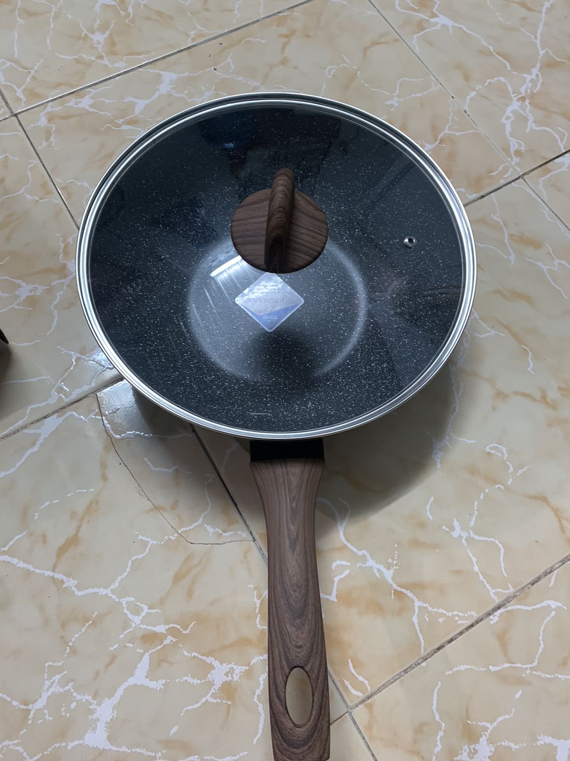 Giao hàng có vẻ mau, đúng dự kiến như trong lịch hiển thị. Chảo cầm thì chắc chắn, đầm tay lắm. Mới mở hộp thấy đúng như hình là ok. Chất lượng thì nấu một thời gian mới biết mà đánh giá. Tóm lại là đánh giá tốt cho khâu giao hàng và ngoại hình sản phẩm