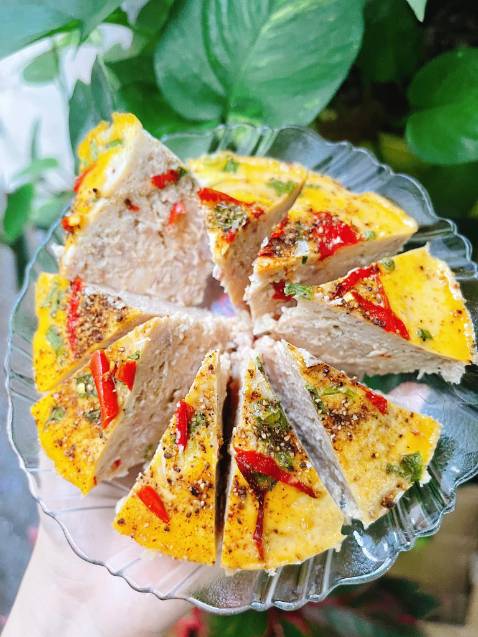 Chiếc nồi đầu tiên của mình là nồi Lotte, nồi dùng ổn nhưng lòng nồi bé nên không nấu được nhiều. Nhược điểm là không quan sát được khi nấu, lớp chống dính dễ vệ sinh thời gian đầu nhưng sau vài tháng thì lại rất khó vệ sinh, dầu mỡ đóng cặn phải chà rất mạnh mới bong mà đôi khi bong luôn lớp chống dính. Tiếp theo là điều chỉnh thời gian khi đang nấu rất khó khăn vì phím cơ thời gian chỉnh rất nặng tay.
NCKD dùng vô cùng tiện nên mình quyết định nâng cấp nồi mới, lần này quyết định chọn giá cao cũng được nhưng dùng phải tốt. Mình chọn s20 vì lý do phụ kiện làm bằng inox và lòng nồi cũng vậy, trơn bóng dễ vệ sinh. Có cửa lò nhìn vào được bên trong và có nhiều tầng nấu được rất nhiều đồ ăn. Trước đây phải nướng 2 lượt nồi chiên mới đủ cho nhà 4-5 người ăn, thì bây giờ nướng cùng lúc 2 tầng, tầng dưới chín sau nhưng cũng rất nhanh.
Bảng điều khiển của S20 mình vô cùng hài lòng, bày trí rất thông minh và nhiều chế độ. Nói chung là rất ưng với em nó. Chiếc nồi đầu tiên của mình là nồi Lotte, nồi dùng ổn nhưng lòng nồi bé nên không nấu được nhiều. Nhược điểm là không quan sát được khi nấu, lớp chống dính dễ vệ sinh thời gian đầu nhưng sau vài tháng thì lại rất khó vệ sinh, dầu mỡ đóng cặn phải chà rất mạnh mới bong mà đôi khi bong luôn lớp chống dính. Tiếp theo là điều chỉnh thời gian khi đang nấu rất khó khăn vì phím cơ thời gian chỉnh rất nặng tay.
NCKD dùng vô cùng tiện nên mình quyết định nâng cấp nồi mới, lần này quyết định chọn giá cao cũng được nhưng dùng phải tốt. Mình chọn s20 vì lý do phụ kiện làm bằng inox và lòng nồi cũng vậy, trơn bóng dễ vệ sinh. Có cửa lò nhìn vào được bên trong và có nhiều tầng nấu được rất nhiều đồ ăn. Trước đây phải nướng 2 lượt nồi chiên mới đủ cho nhà 4-5 người ăn, thì bây giờ nướng cùng lúc 2 tầng, tầng dưới chín sau nhưng cũng rất nhanh.
Bảng điều khiển của S20 mình vô cùng hài lòng, bày trí rất thông minh và nhiều chế độ. Nói chung là rất ưng với em nó.