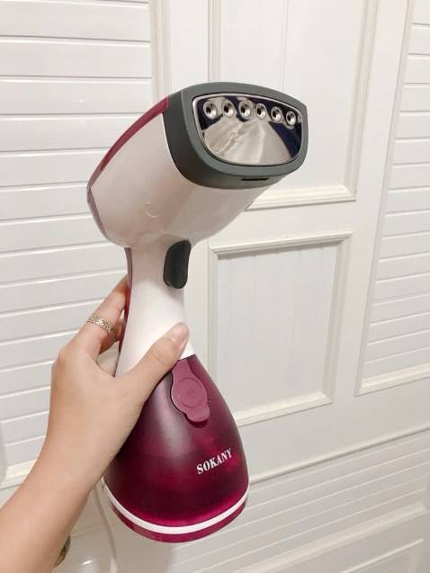 Hàng vừa về nhanh trí lấy cái quần ra ủi liền. Nhanh, gọn mà ngon luôn các bác ạh. Ủi đồ trắng ko sợ bị dính màu luôn. Hàng chất lượng, đúng mô tả. Nên mua nhé  ^^
Mình biết mấy bạn đọc rv 5* hoài cũng chán