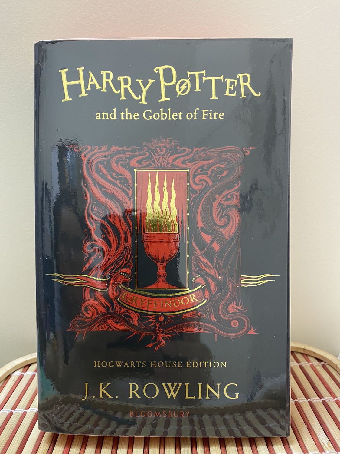 Tiki giao hàng nhanh. Không hiểu sao cuốn này lại không được hỗ trợ bookcare, trong khi cuốn Harry Potter và hội phượng hoàng mình mua cùng đợt thì vẫn có bao sách. Vậy nên mình đánh giá 4sao thui, mất 1 sao do không có bookcare dù khổ sách bình thường.