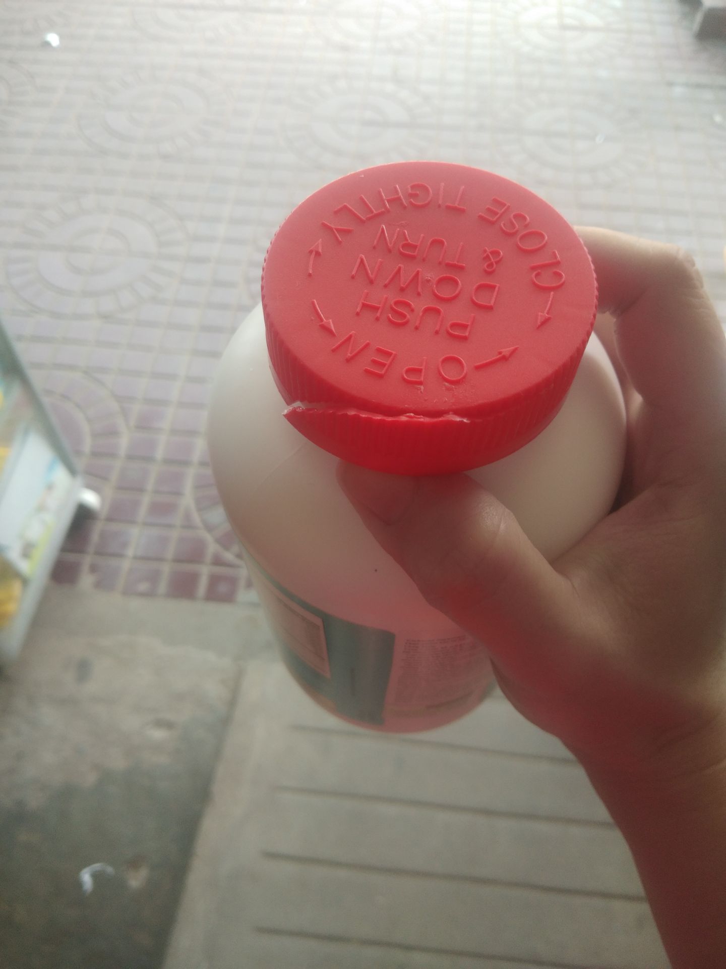 Trừ 1 sao vì nắp bị bể rùi.may là bên trong vẫn còn 1 lớp nắp khác.hy vọng lần sau shop kiểm tra hàng kỹ chút. mình chưa dùng hãng này. nên chưa đánh giá về hiệu quả. bên ngoài sp có tem phụ đầy đủ thông tin. nếu tốt mình sẽ ủng hộ shop các sp khác nữa