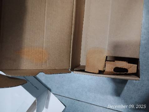 Đặt mua mã 5221, lại giao mã 3121 nhưng vẫn đóng hộp 5221. Hộp thì méo mó, cũ kỹ, vàng ô cả ra. Pin cũng ko có đi kèm trong khi combo này chính hãng của dell luôn có 3 pins (dell có cả video khui hàng combo này luôn)

Có dấu hiệu *** đảo.