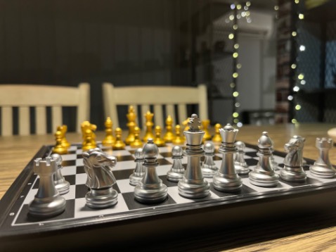 Kích thước phù hợp để bỏ túi mang theo, màu đẹp nha.
Giá xứng đáng, mua làm quà cho các bạn nhỏ. 
Để trên bàn thì nhìn hơn nhỏ. Nhưng mình thấy như vầy vừa rồi. 
Có thể sẽ ko phù hợp với ai chơi cờ cần bàn cờ lớn nhìn bao quát. Mình ko biết chơi cờ nên chém gió vậy rhôi.