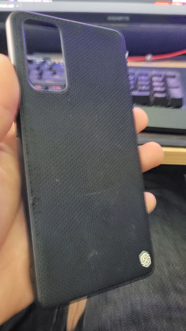 khá là cứng và cầm đầm tay. nhưng đường chỉ dễ bị bung. k biết hàng chính hãng hay hạng chính hãng bên kia biên giới.