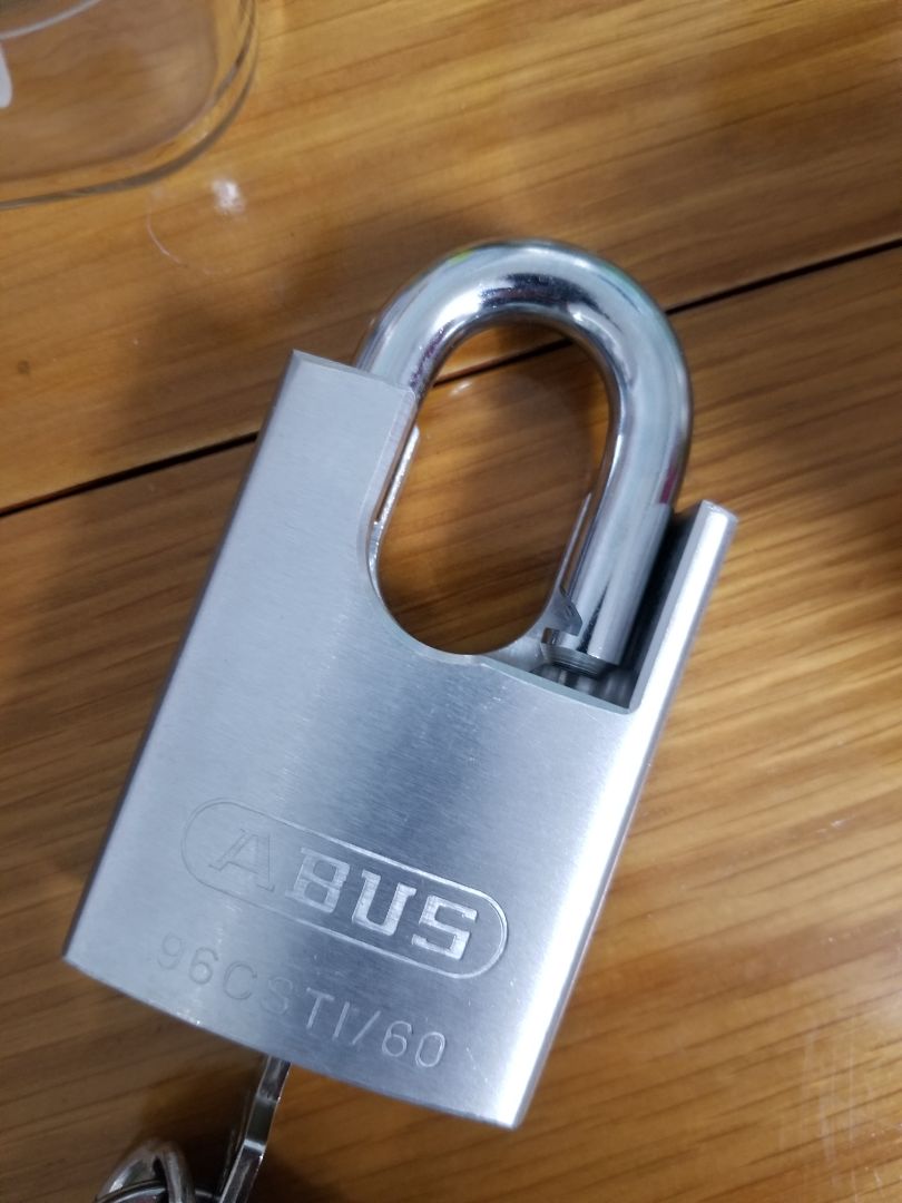 1 sản phẩm chất lượng nữa từ tiki mà mình mua được. Rất hài lòng. ổ khóa cầm khá nhẹ nhưng vẫn rất chắc chắn. lúc bóp ổ khóa cũng khá nhẹ. mình khoá trái nên so với ổ khóa đang có thì đúng là khác nhau hoàn toàn về lực và độ dễ khi thao tác. sẽ ủng hộ shop