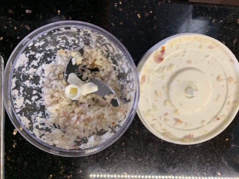 Nhỏ gọn, dễ tháo lắp rửa. Rất tiện lợi, dao nhỏ nhưng bén lắm, dây chun kéo chắc tay ko bị rít. Kéo 3-4 lần là nhuyễn liền, nhựa cứng cáp chắc chắn