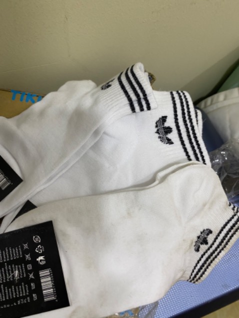 Có 1 đôi bị bẩn đen. 4 đôi sạch