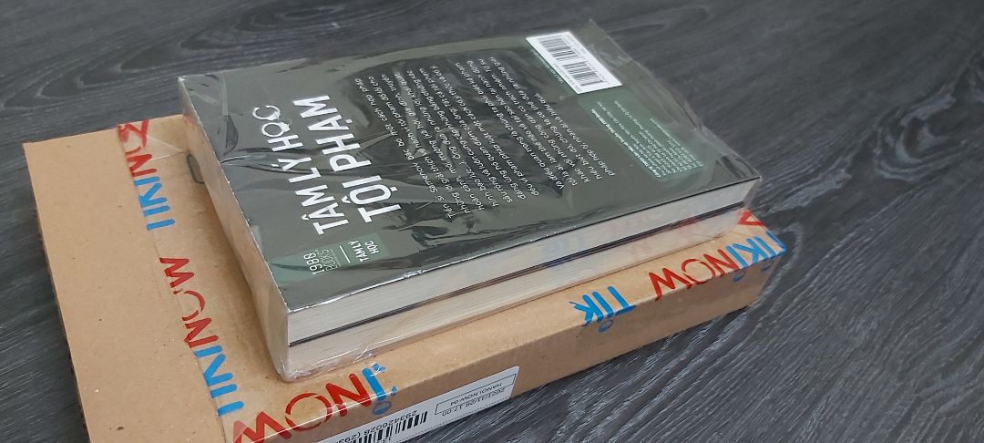 "Tiến sĩ Samenow bác bở một cách hợp pháp những lời giải thích về hành vi tội phạm đồ lỗi cho hoàn cảnh, môi trường (xã hội, gia đình, truyền hình bạo lực, ...). Ông đưa ra những lời khái quát, sâu rộng và luôn cung cấp những bằng chứng xác đáng ủng hộ quan điểm của ông: Tất cả tội phạm đều vi phạm pháp luật một cách có ý thức và cố ý. Và điều quan trọng là chúng ta phải biết kẻ phạm tội là ai, làm thế nào và tại sao hắn lại hành động khác với những công dân có trách nhiệm. Từ sự hiểu biết đó, chúng ta có thể đưa ra những giải pháp hợp lý, nhân ái và hiệu quả."
It's great! Mình mua được giá cực yêu thương 68k hai cuốn, dịch vụ TikiNOW giao trong 2h. Sách đẹp như hình 🤩.