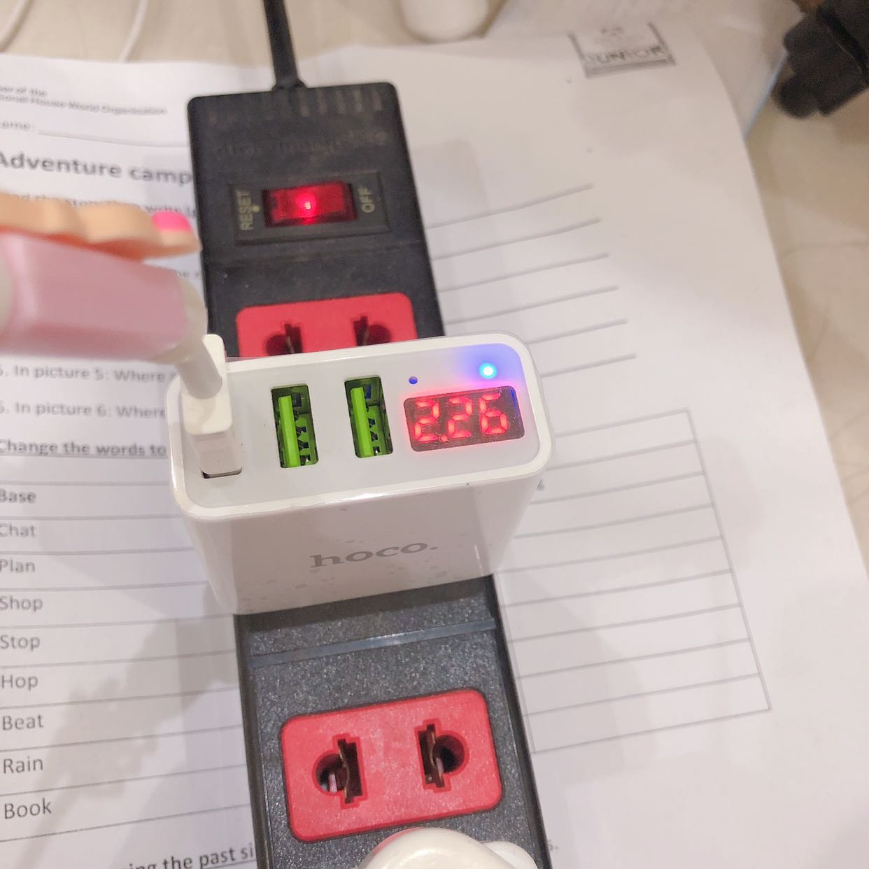 Giao hàng nhanh, đóng gói, hộp đẹp, nguyên seal. Khi check phần ghi thông tin trên website thì thấy đúng hết. 
Đã xài thử adapter, thấy được, có tự ngắt khi sạc đầy. 
Check mã QR thì ổn, tuy nhiên khi double check bằng cách lột miếng nhãn thì kết quả không được rõ ràng như trên website ghi. 
Đáy hộp có ghi ngày 24/11/2018, cũng có thể do để lâu rồi nên chất lượng tem dán bị ảnh hưởng, nhưng cũng hơi sợ.