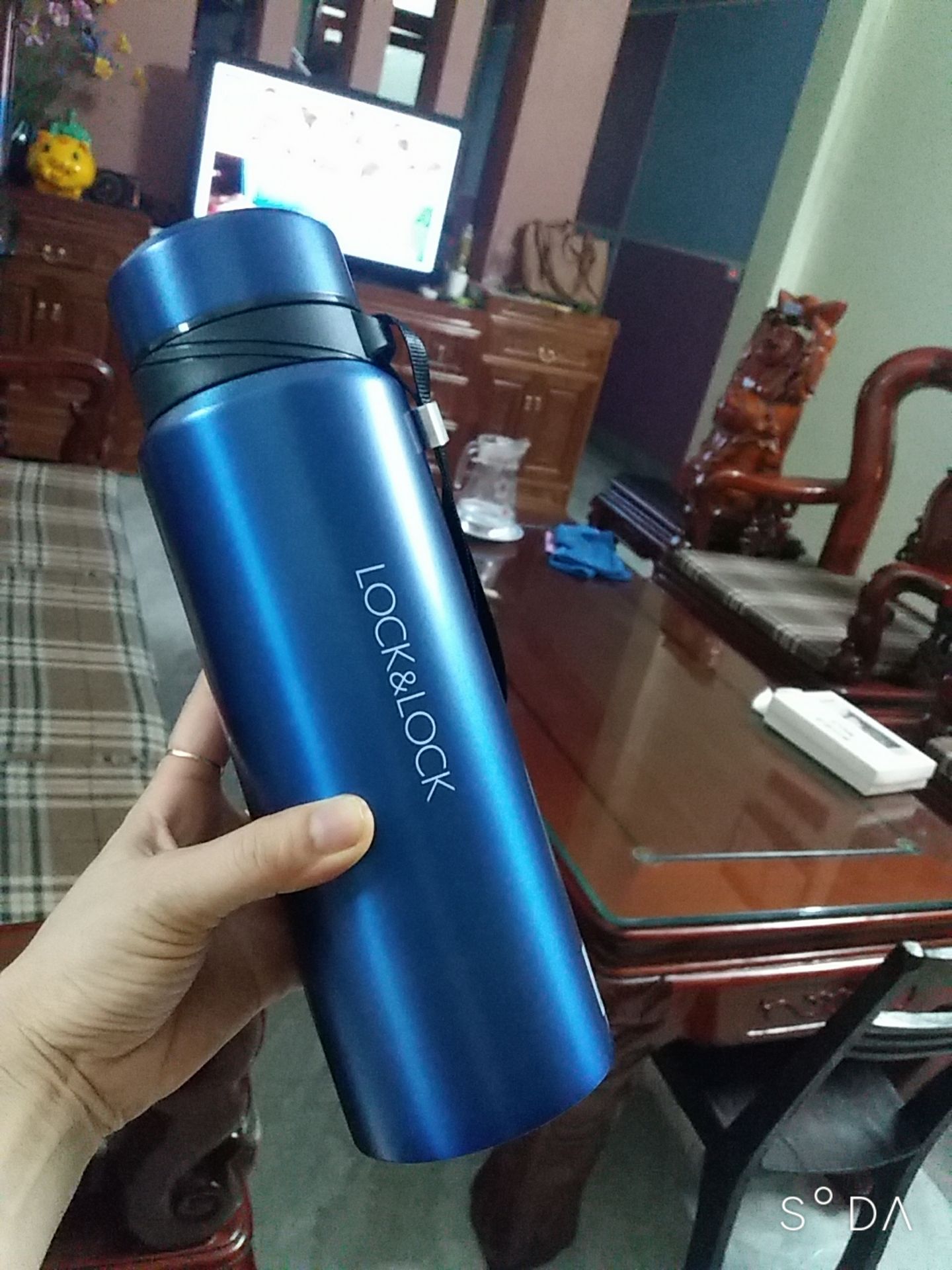 Sản phẩm đẹp, có dây treo. Màu sắc và kiểu dáng sang chảnh. Nhìn chung là đáng đồng tiền.
Tiki giao hàng nhanh và gói hàng cẩn thận.
Điểm trừ duy nhất là nắp bình ko thiết kế như cốc uống nước. Mình đã mua nhiều sp của TK và rất hài lòng về CL. cho 5 sao