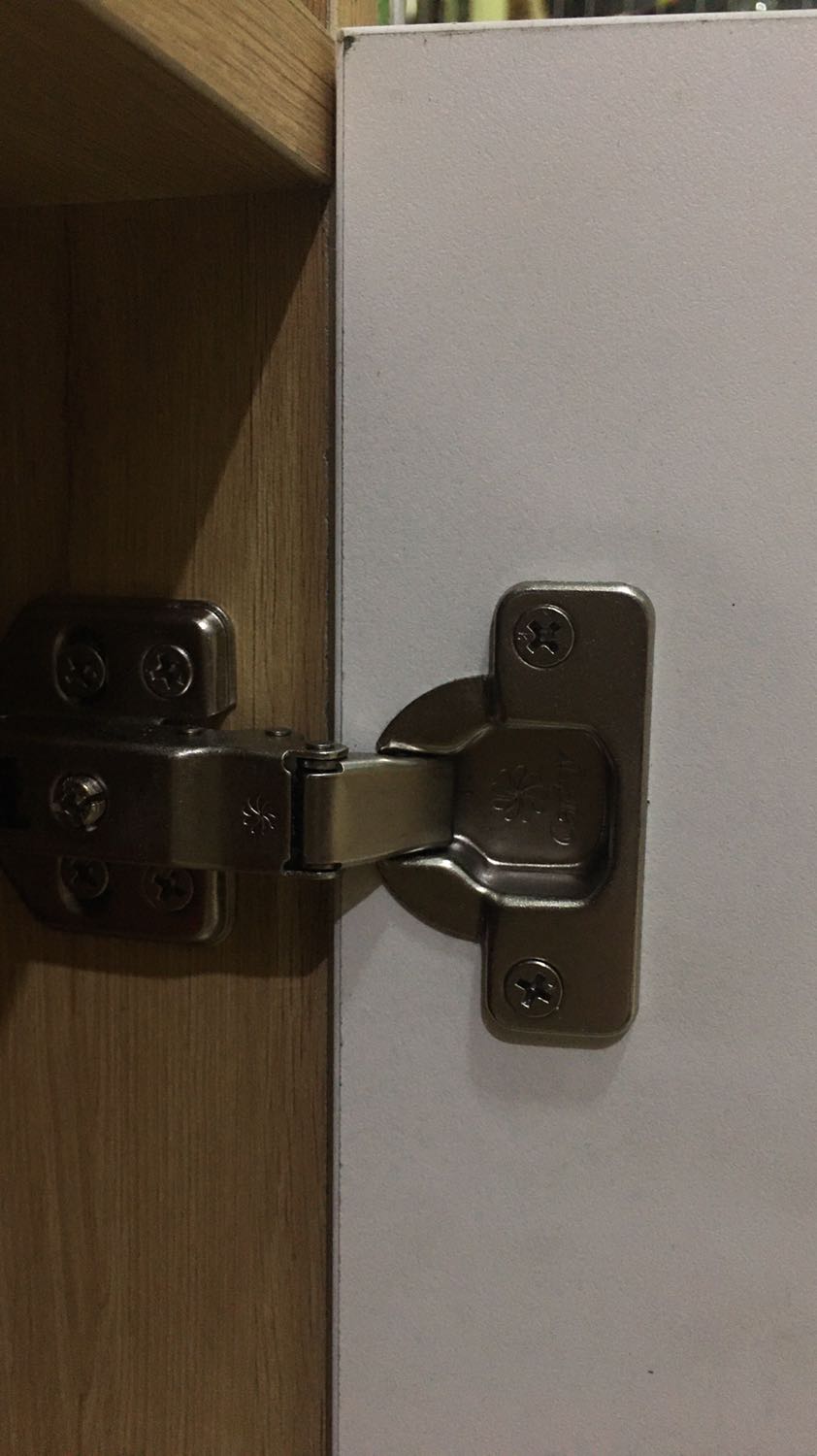 Mới nhận hàng thiết kế hợp lý, mẫu mã đẹp. Bản lề là caniry ổn. Độ bền thì cần thời gian. Tuy nhiên không ưng bạn ship hàng chút nào, ban đầu chỉ bảo chuyển đến dưới nhà.