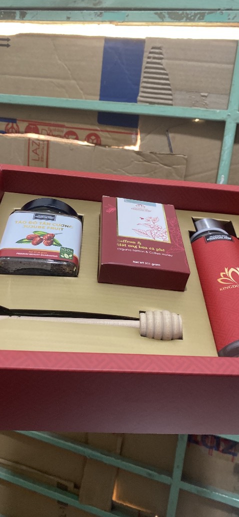 Quà ổnnnnnnnnnnnn trong tầm giá, dây xách hơi lỏng một chút. Shop giao đủ hàng, về mn tự ráp lại theo khung. Nhưng nhìn chung là để xách đi tặng là hợp lý nhé mọi ngườiiiiiiiiiiiiii.