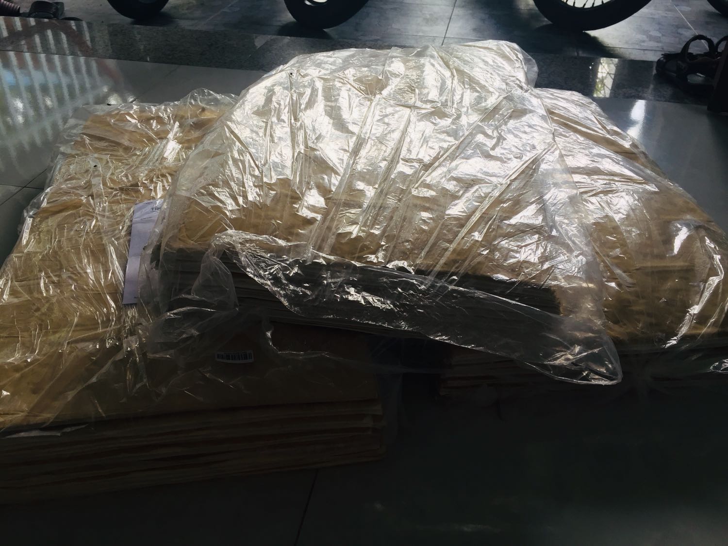 Mua đơn hàng hồi 24 tháng 9 Mã đơn hàng 689*** combo là 20miếng dán. Mình mua 3combo tổng cộng là 60miếng dán nhưng khi giao chỉ có 30miếng mình điện cho tổng đài bữa nay là hơn 1tuần rồi. Mong là shop giải quyết giúp mình nhanh lên. Tại mình đang cần gấp.