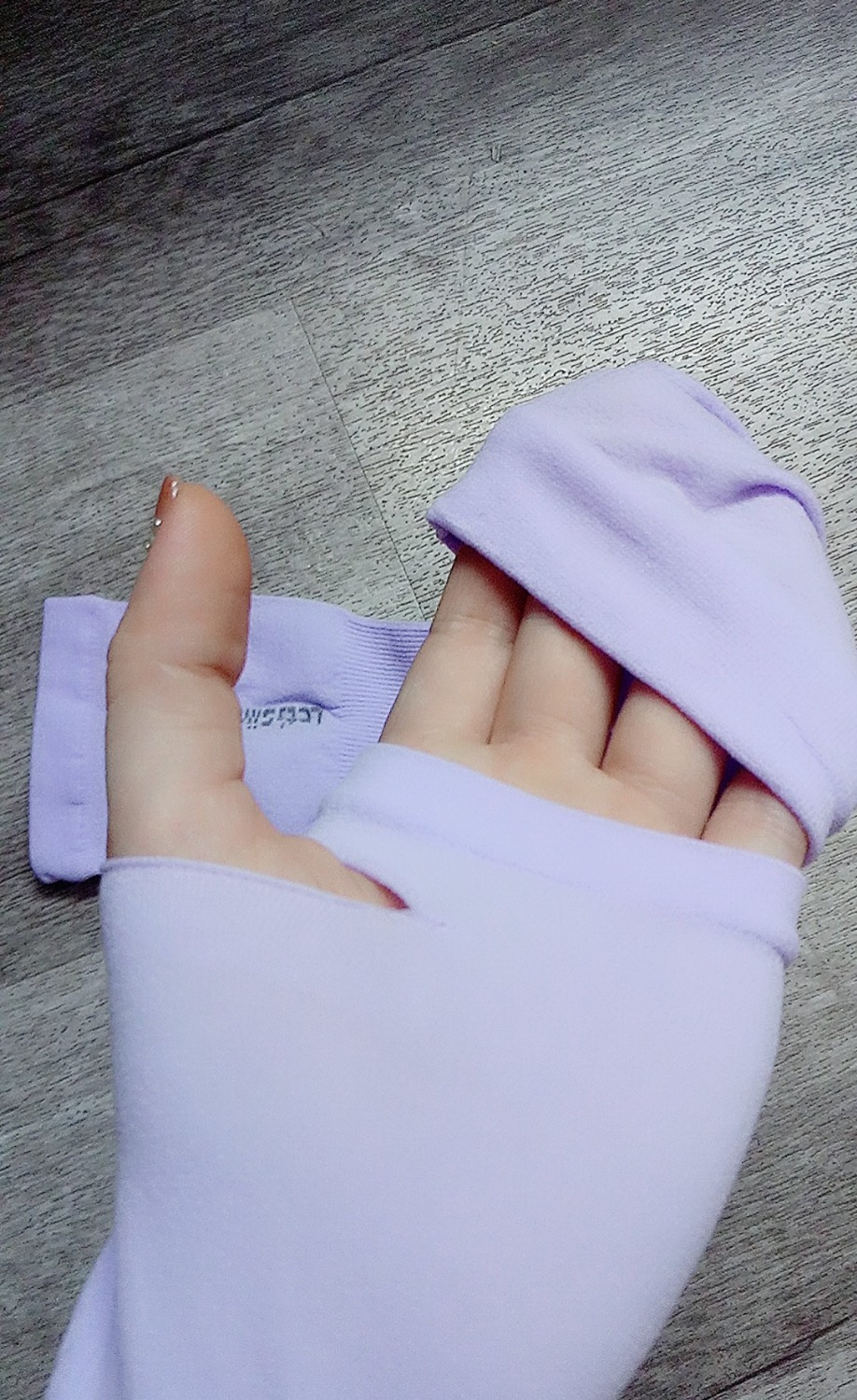 Tiki giao hàng siêu nhanh nhé, đóng gói siêu cẩn thận như trước giờ vẫn thế cảm ơn ship nhiều ah!
Màu tím siêu trend, đeo vào tay mát liền, chất mỏng nhưng đi nắng cũng không bị rát (có che ô), đại khái ok ah.