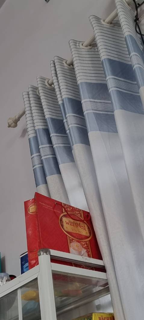 Mình mua 6 hộp với giá 147k.  Nhà bán gói hàng rất đẹp,  thích hợp làm quà biếu thì đúng sang.  ( mình góp ý nên bán thêm loại không hộp và giảm giá chi phí hộp để cho những khách hàng cần mua dùng thì không cần đóng gói trịnh trọng khui bỏ đầy thùng rác phí)