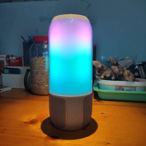 Pin khá lâu, chất âm hay, ấm, đèn loa siêu đẹp, nháy theo nhạc, loa hoàn thiện tốt, giao hàng nhanh chóng, cảm ơn shop nhiều