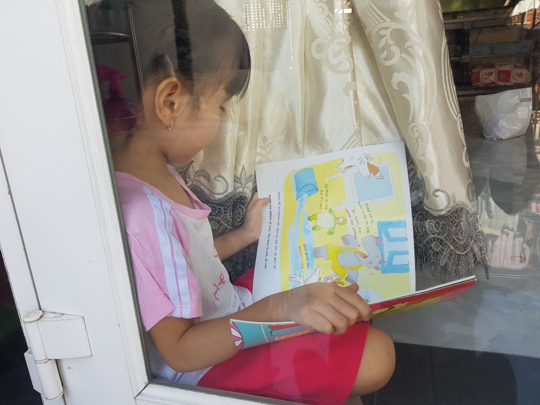 Sách ý nghĩa, giúp bé rèn luyện tính tự lập. Màu sắc đẹp, hình ảnh dễ thương. 
P/s: bé nhà mình chọn 1 góc yên tĩnh và ...xem sách thôi nào ❤