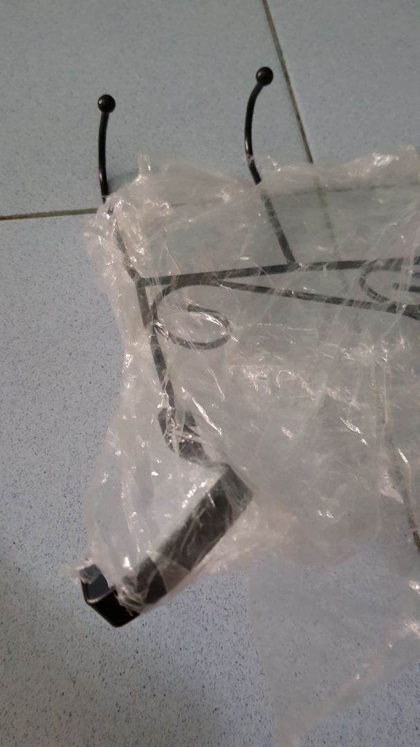 Trời ơi cái móc kinh khủng khiếp. Sau khi Tiki cho đợi dài cổ thì giao cho tôi 2 cái móc méo & gãy mất 2 cái thanh treo hồi nào chả biết vì trong thùng ko có 2 thanh gãy này? Nghĩa là tiki giao của ôi, đồ hư hỏng cho khách mà VẪN DÁM ĐÓNG HỘP & GIAO NHƯ KO có chuyện gì là sao??? Thật là bực mình! Tiki trả lời NGAY cho tôi cái móc thế này tôi làm gì ngoài việc muốn cầm nện cho cái người gói hàng chục phát???