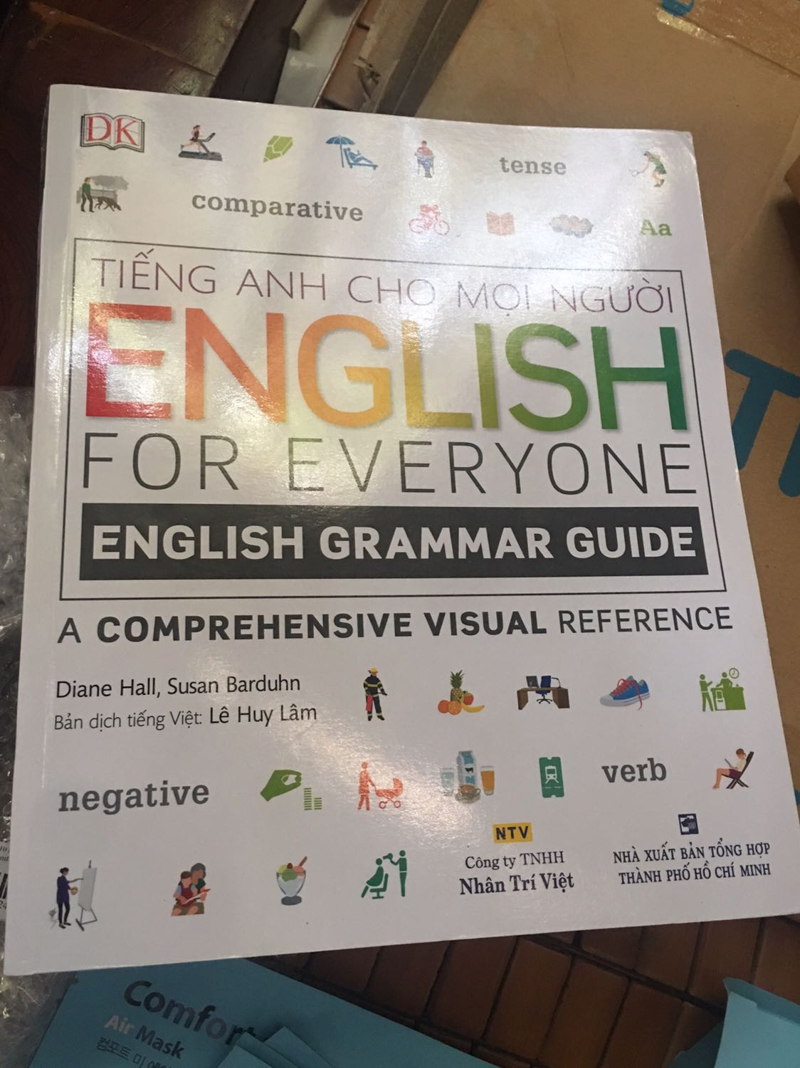 Rất hữu ích cho những bạn mất căn bản muốn học lại từ đầu và tự ôn mà không cần tìm lớp học thêm! Sách trình bày rõ ràng dễ hiểu tạo hứng thú học hơn cho những bạn lười như mình hehe :)) mình với dùng cuốn grammar của english for everyone thôi mà thấy muốn tậu thêm cuốn vocab nữa r! Okay yaya highly recommend!