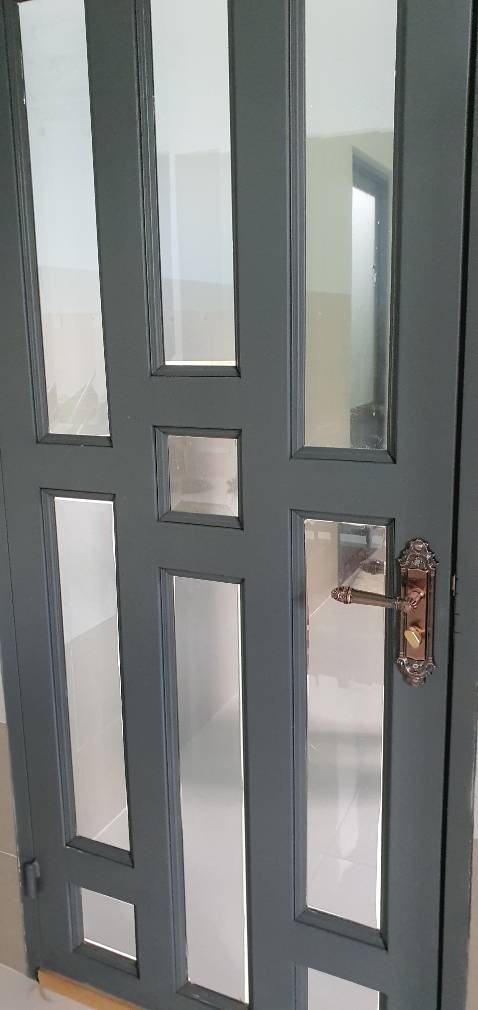 2 mặt như nhau, tùy thuộc ánh sáng sẽ nhìn qua được hoặc như soi gương. Mình tưởng tượng là nhìn 1 chiều từ trong ra, nhưng không phải