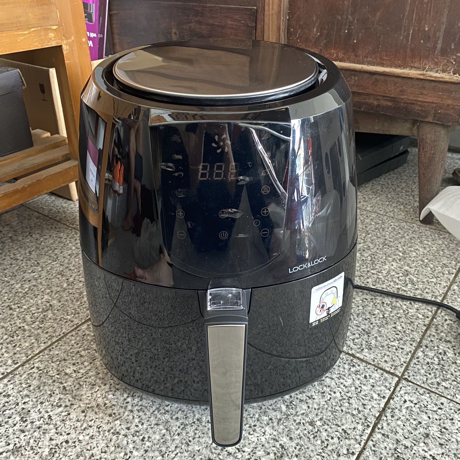 Mình mua đợt sale 10.10.2021 giá 2.240.000. Phải đợi hơi lâu mới nhận đc hàng. Sau vài ngày sử dụng thì mình thấy máy xài ổn, bảng điện tử nhạy, dễ sử dụng. Hơi ồn khi hoạt động và mình ko thích mùi của nó. Máy cũng dễ lau chùi nha. Lúc mình mua ko có sách hướng dẫn nấu ăn tặng kèm, nên tự gg search nấu thôi à. Lần đầu nướng gà da giòn như hình coi như cũng thành công, ăn giòn ngon. Nếu ai có điều kiện hơn thì nên mua nồi Philips nha. Nồi này mỗi lần đưa lồng chiên vô nồi phải canh khớp, trật xíu là mệt. Nói chung chất lượng xứng với giá tiền. Hài lòng nha Tiki!