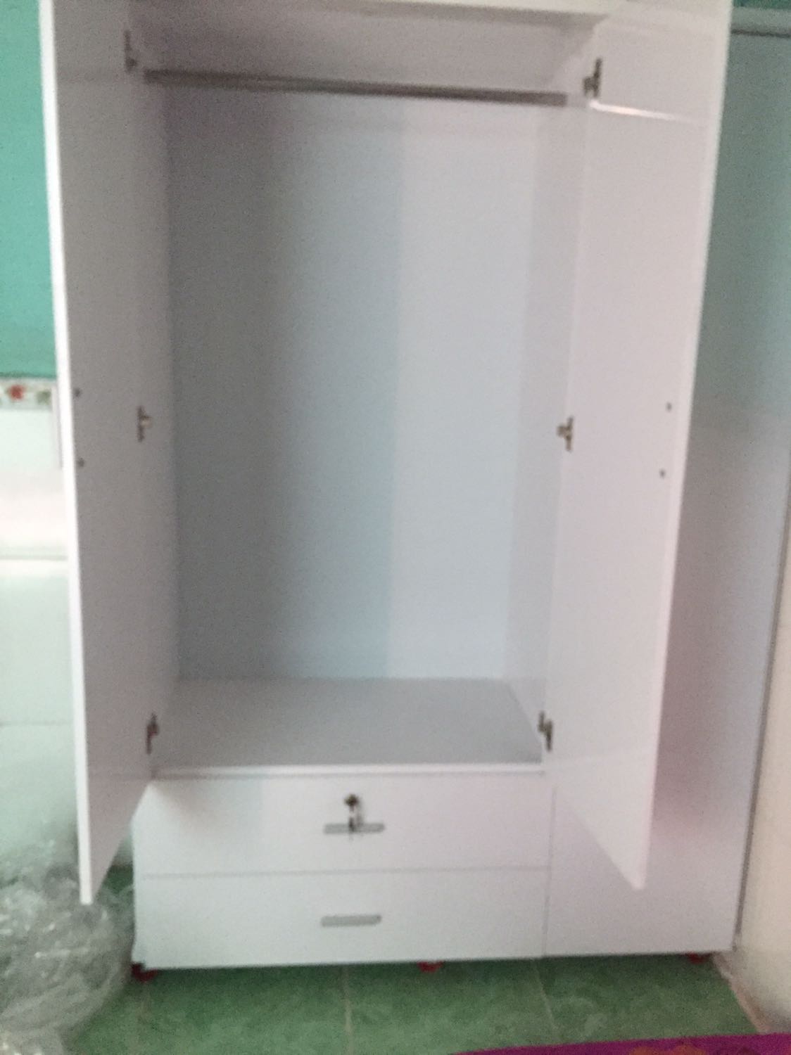 Bài viết nói có gương nhưng giao hàng lại không có, shop có bù lại không????
Giao hàng nhiệt tình, tủ đẹp, có bánh xe dưới tủ, dễ dàng di chuyển, có khoá tủ, rất ok. Nên mua nhưng trước khi giao hàng cần hỏi về gương và kiểm tra hàng trước khi nhận.