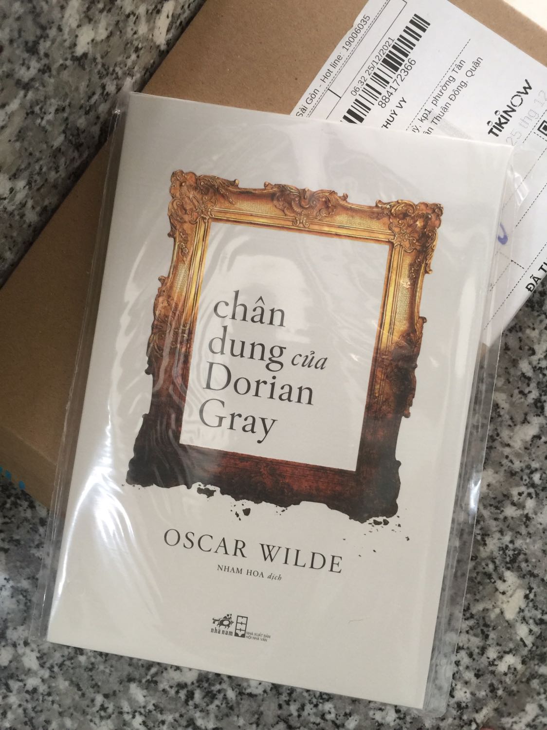 Sách giao nhanh, được đóng gói rất cẩn thận, có bọc bảo vệ, gáy sách ko bị gãy, trang sách ko bị ố vàng dù là sách đang được sale lớn :)))) Mình luôn thích các sách do Nhã Nam xuất bản và cũng rất hài lòng khi Nhã Nam luôn đặt chất lượng lên hàng đầu, sách giá sale nhưng chất lượng thì luôn đỉnh nhất! Sẽ tiếp tục ủng hộ!