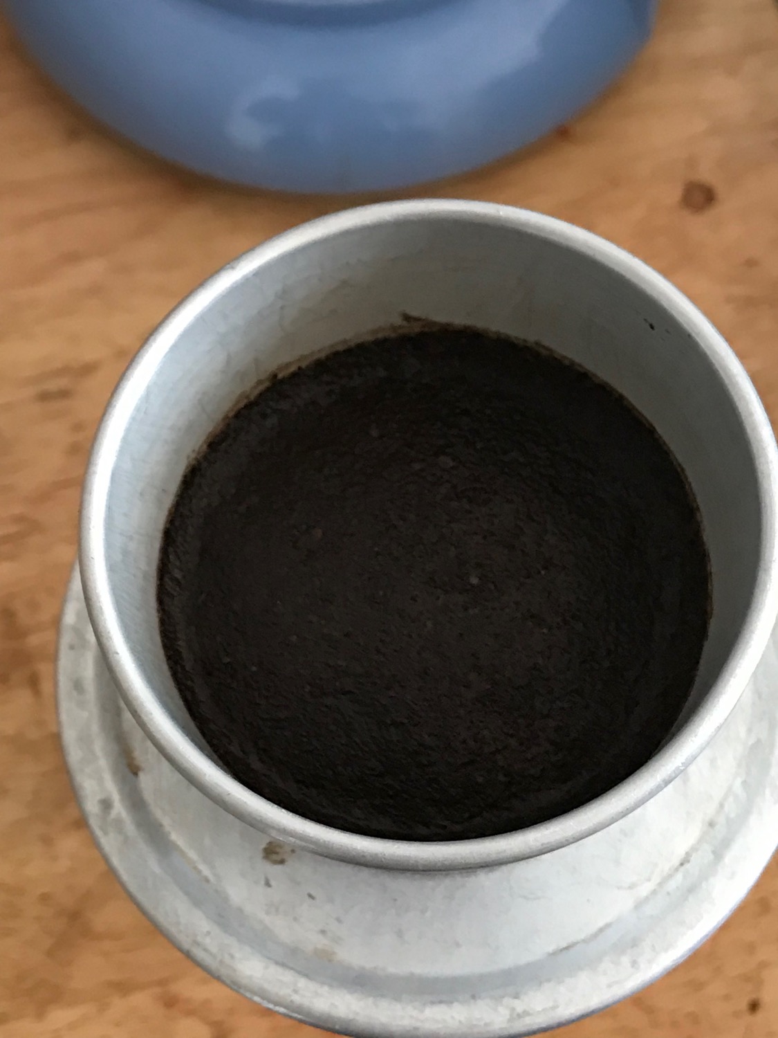 Mình rất thích thử và uống cà phê, cà phê thực sự rất ngon.
Pha phin + dùng với đường phèn hoặc đường nâu để uống, cảm giác rất tuyệt.
Bên dưới là hình ảnh ủ và pha cà phê.