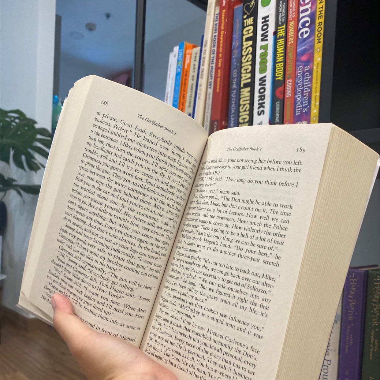 Sách này nên bọc Bookcare vì bìa hơi mềm.  Sách khổ a5, giấy vàng truyền thống, thơm, font chữ to vừa dễ đọc. Đọc bản tiếng Anh hay hơn tiếng Việt vì bản tiếng Việt dịch hơi bậy, nội dung xoay quanh cuộc đời gia đình Màia ở vùng Sicily, Ý. Nhân vật chính là Michael Corleone từ thư sinh phát triển thành trùm Mafia, nối nghiệp bố mình là Don Corleone, đọc truyện hay xem phim đều hay! Sách này nên bọc Bookcare vì bìa hơi mềm.  Sách khổ a5, giấy vàng truyền thống, thơm, font chữ to vừa dễ đọc. Đọc bản tiếng Anh hay hơn tiếng Việt vì bản tiếng Việt dịch hơi bậy, nội dung xoay quanh cuộc đời gia đình Màia ở vùng Sicily, Ý. Nhân vật chính là Michael Corleone từ thư sinh phát triển thành trùm Mafia, nối nghiệp bố mình là Don Corleone, đọc truyện hay xem phim đều hay!