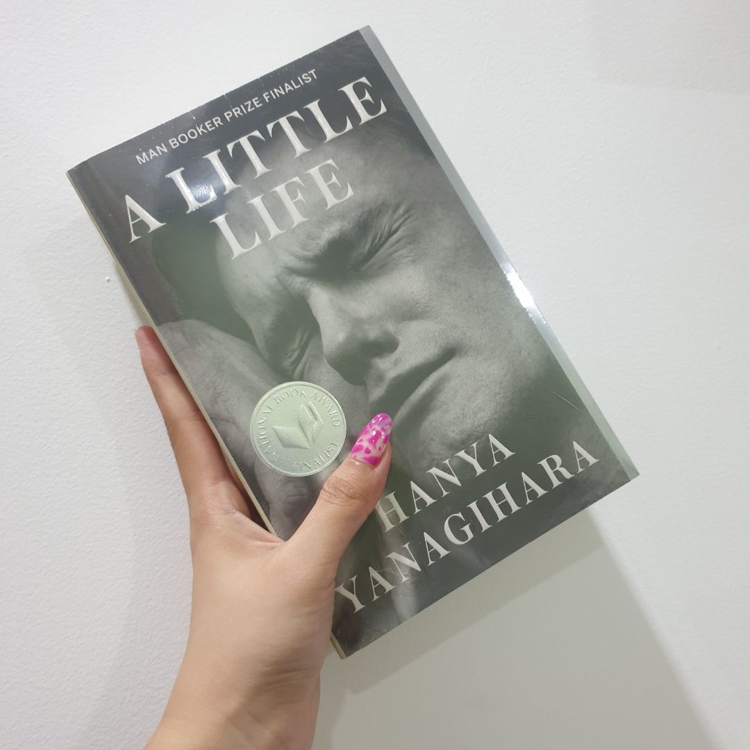Cuối cùng cũng săn được A Little Life, mặc dù nếu là bìa bản UK thì sẽ thích hơn một tí. Sách mới cứng, còn nguyên seal, không chút tì vết. Nội dung khá bi sầu, lên mạng xem review sẽ thấy những con người gập mình than khóc vì cuốn sách :)) Cuối cùng cũng săn được A Little Life, mặc dù nếu là bìa bản UK thì sẽ thích hơn một tí. Sách mới cứng, còn nguyên seal, không chút tì vết. Nội dung khá bi sầu, lên mạng xem review sẽ thấy những con người gập mình than khóc vì cuốn sách :))