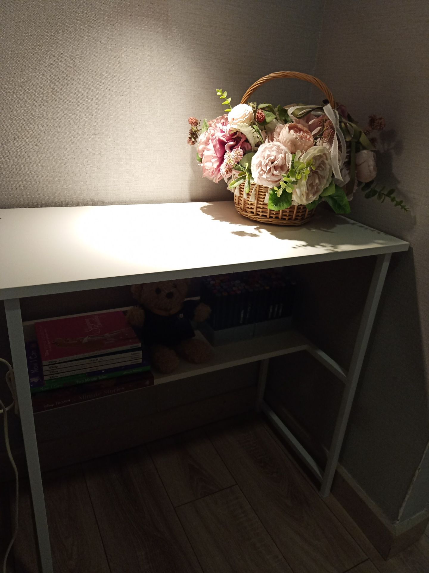 Cực kỳ hài lòng với bàn và shop, shop hỗ trợ chọn màu rất tốt, ship SG nhanh ngạc nhiên.

Bàn rất ổn so với giá thành hơn 200k, ráp dễ - bạn nào cần nuột xịn thì phải chọn bàn loại 1tr nên so sánh là không chính xác nha.

Cảm ơn shop nhiều