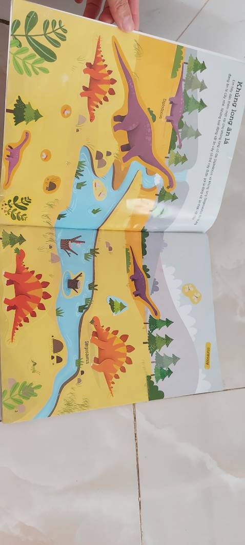 Sách in màu sắc đẹp, nhiều hình dáng khủng long khá đẹp có điều sách khá mỏng nhen. Chủ yếu dạy bé tập dán chứ sách không có nội dung đi kèm để bé biết thêm thông tin.