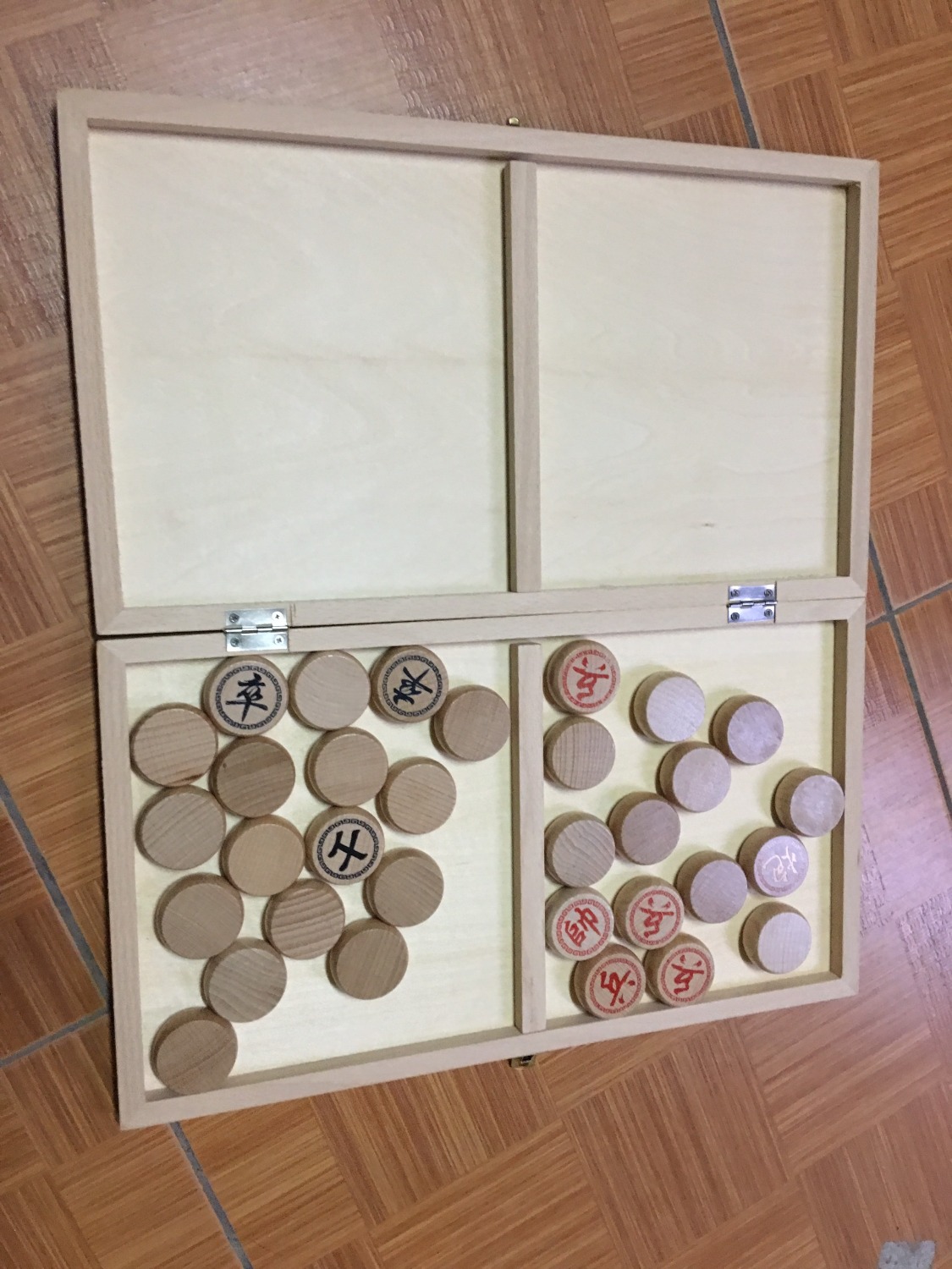 Vừa nhận hàng xong, ưng luôn. Viết cái đánh giá cho cccm như sau:
Mình đặt sau 1 ngày là có hàng. Nhiều sp đặt còn nhanh hơn. Quá ưng dịch vụ này của Tiki
Chất liệu gỗ nhẹ mà đầm tay. Hình như gỗ thông.
Chất lượng khác và in sắc nét, nên khá bắt mắt và đẹp
Hộp là bàn cờ luôn, có khuy cài nên rất tiên dụng. mang đi đâu cũng dễ
Mình chọn loại to và loại nhỏ mua tặng bố 1 bộ nữa cho các cụ ngồi chơi
Cho shop này 5***