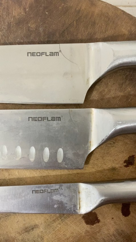 Mình xài được 10 tháng thì đoạn nối gần cán dao bị nứt gãy, 1 con lỗi thì chấp nhận được đằng này mua 3 thì cả 3 đều bị nứt, giờ lại phải mua lại bộ khác. Khá tệ và không hài lòng. Mọi người mua thì nên cân nhắc.