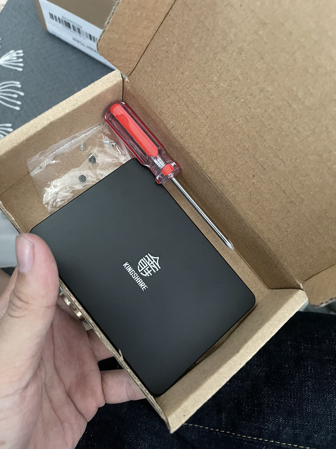 Sản phẩm phải nói là cực cực kỳ hài lòng. Full kim loại, đẹp, chắc, tặng thêm cây vít rất tiện. Rất thích