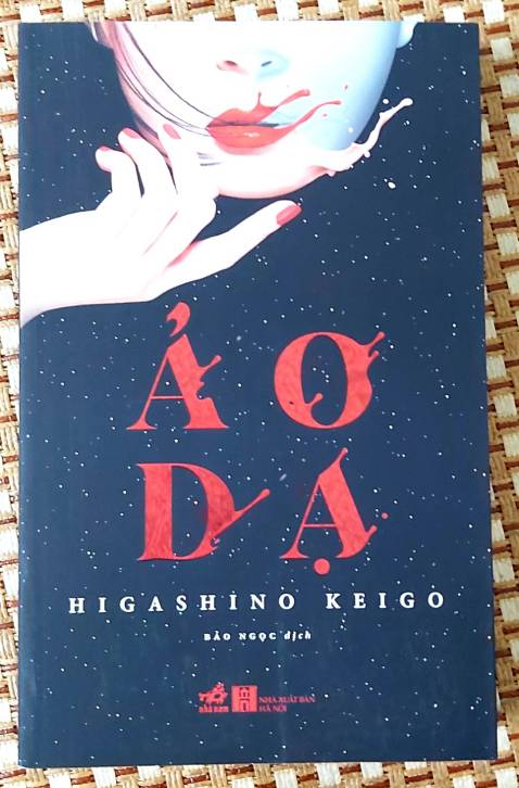 - Tiki giao hàng cực nhanh, anh shipper dễ thương. Đóng gói kĩ, thùng carton cứng cáp, dán keo khắp các mép và cạnh, sách nằm vừa vặn, gọn gàng trong hộp. Tất cả sách mới toanh, không có một quyển nào bị trầy xước, hỏng hóc. 
- Bìa siêu đẹp, láng mịn, rõ nét. Giấy vàng, thơm. Mực in đen, đều màu, không lem hay bị nhạt. Hơi buồn là bìa sau bị rách một tí, nhưng thôi không sao. Mong Tiki cẩn thận hơn.
- Canh đợt giảm giá của Nhã Nam nên giá cực hời, sách lại mới. 
- Túm lại: Trên cả tuyệt vời cho đơn hàng đầu năm. Yêu Tiki nhiều.