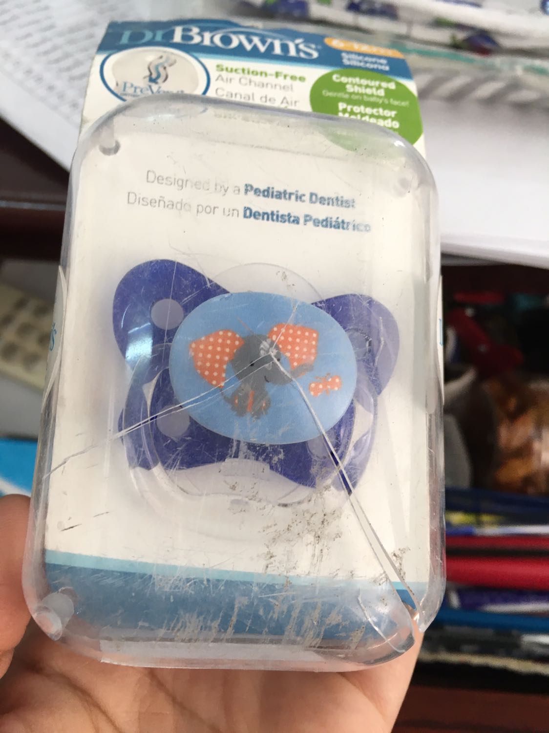 Mình mua hàng ở tiki rất nhiều và đây là một trong số ít lần mình nhận hàng xong rồi buồn lắm. Bao bì cũ kỹ, bể vỡ. Tem niêm phong cũng bị khui rách.