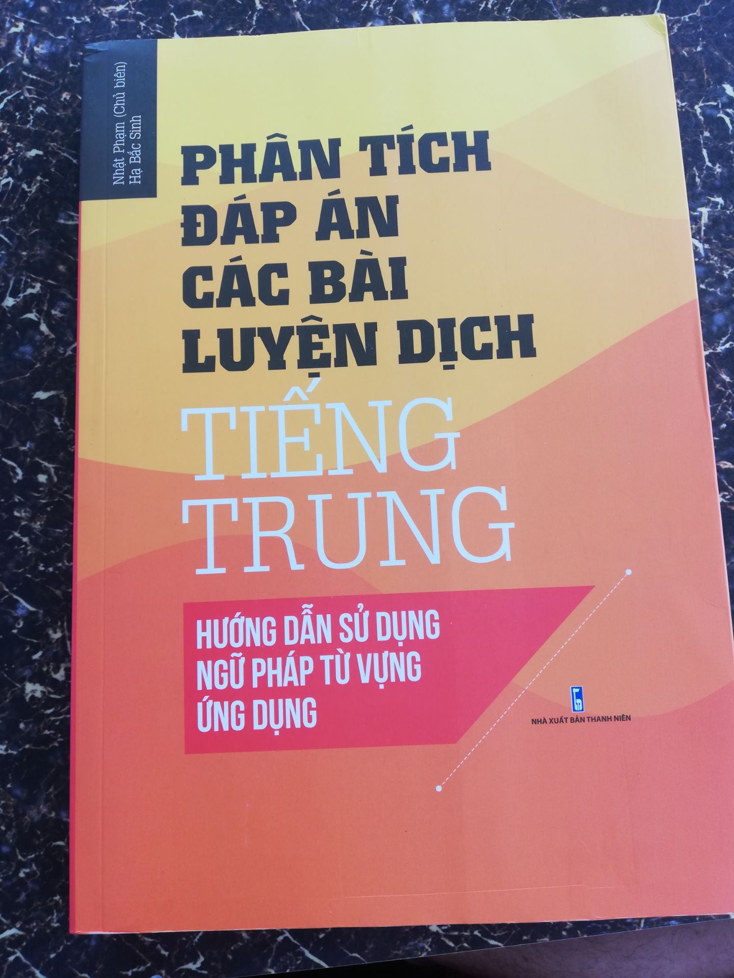 cùi sách đóng chắc, bao gói cẩn thận, có kèm đĩa cd đàng hoàng nhé, sách tương đói dày, phân tích từ cơ bản đến nâng cao. nên cân nhắc thật kĩ khi có ý định mua cùng những sách khác về dịch và ngữ pháp của tác giả Nhật Phạm nhé