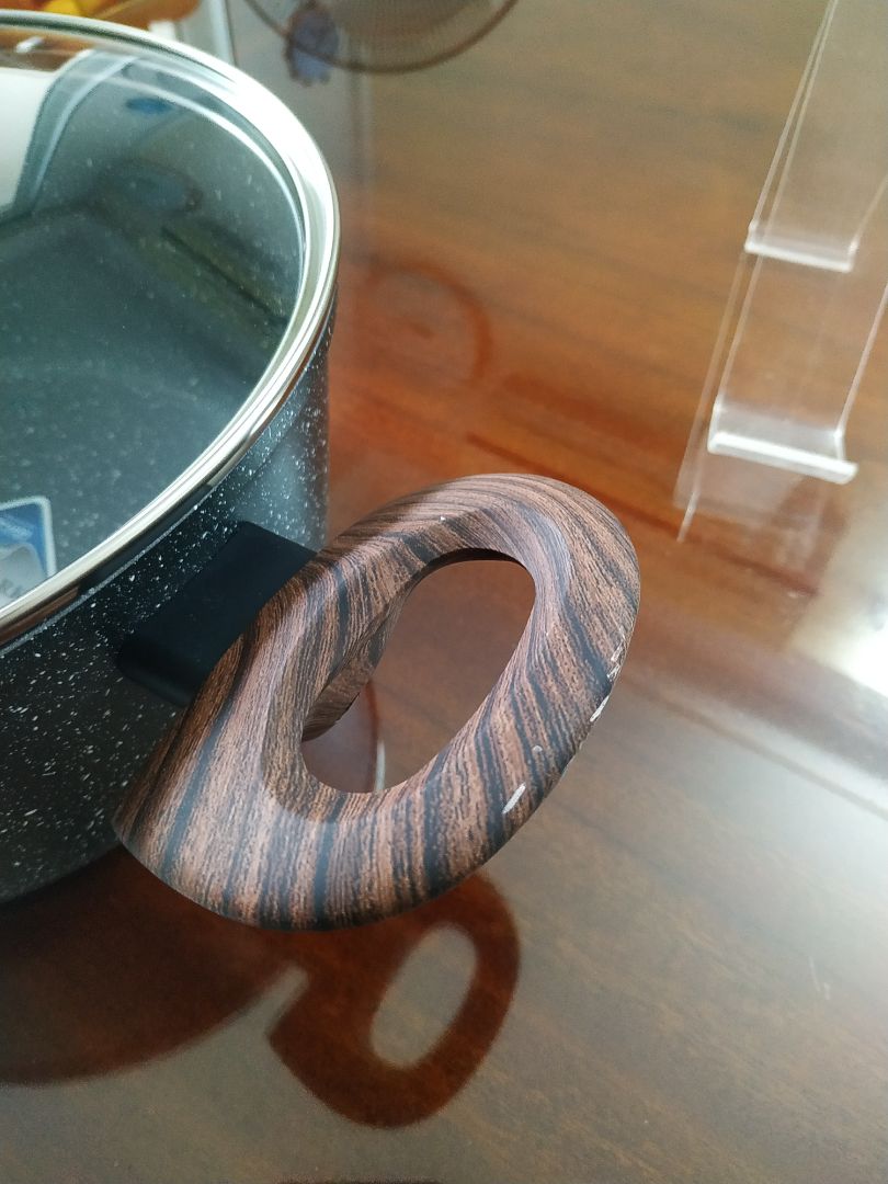 Nồi bị méo, quai nồi bị vết tróc. Khi nhận hàng tình trạng vỏ hộp đã cũ nát. Đã liên hệ tiki hỗ trợ đổi hàng.