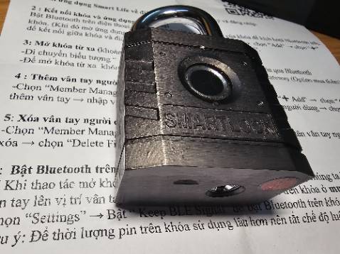 Khoá quảng cáo Thương hiệu Đức, giá cũng khá cao tuy nhiên theo mình cảm nhận dưới con mắt của 1 kỹ sư Cơ khí thì như sau nhé các bạn
1. Bề mặt hoàn thiện ko cao, lớp sơn có nhiều hạt nổi lên khá xấu
2. Đầu sạc cổng micro usb chứ ko phải type C, lớp nhựa che cũng đc làm khá lem nhem ko ưng mắt chút nào
3. Càng khoá không phải loại có 2 chốt móc
4. Bề mặt hoàn thiện ghép các tấm thép không đồng đều, điều khó hiểu với hàng thương hiệu Đức lắm
5. Khi đọc bài gthieu sp ko thấy seller nói rõ tính năng mở khoá từ xa qua wifi phải trả thêm tiền
Tuy nhiên vân tay nhận khá nhạy nên cho 4 Sao khích lệ