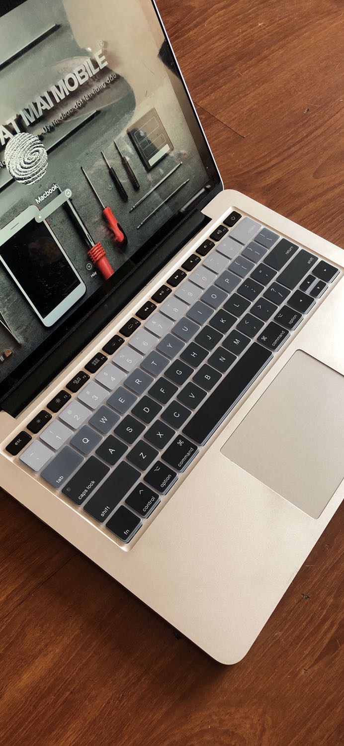 Như hình.  Nhưng không vừa. Còn thiếu 1 hàng phím.  Của mình là mac2013. 
Gần như không ngăn đc bụi