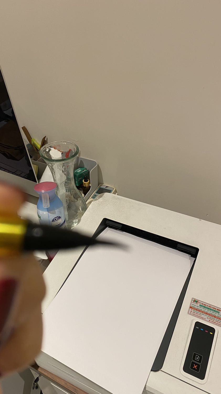 Mới mở nắp, đầu viết đã khô queo, có lắc cũng vậy, đầu chì bị tua. Nói chung rất thất vọng.