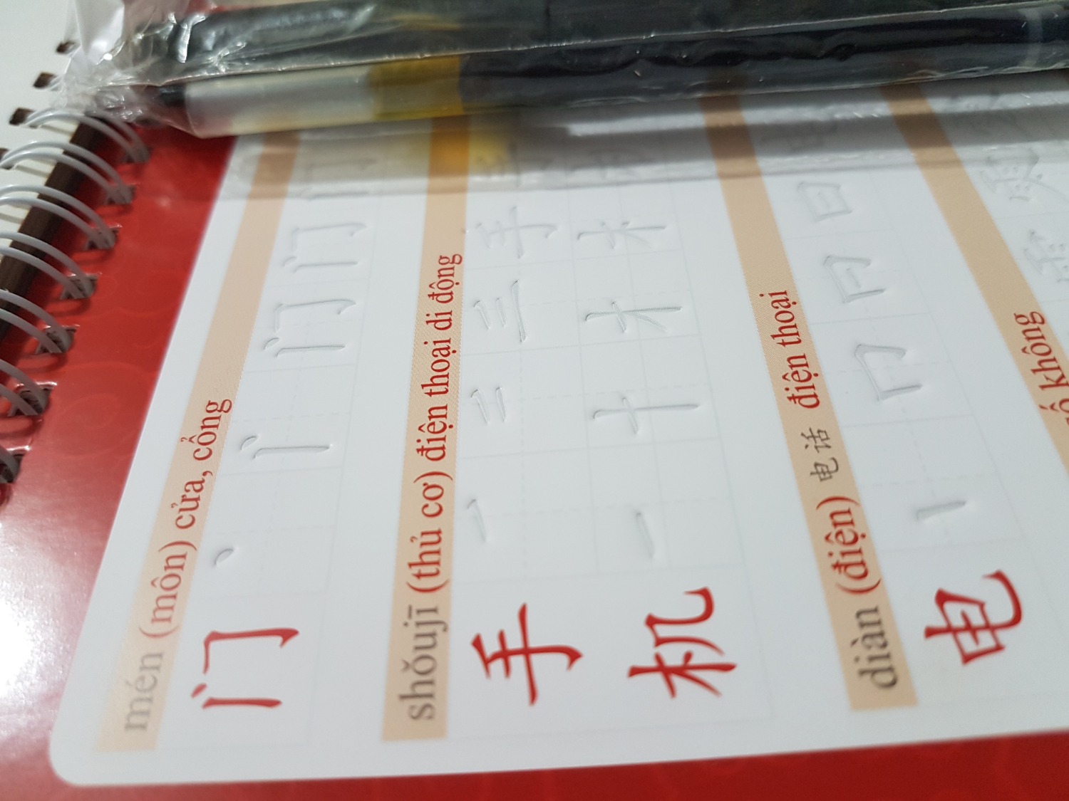 Sách dày dặn, rất đẹp, gáy xoắn, mỗi trang có dập chìm để viết theo nét, kèm theo bút và ruột đi kèm, mực có thể xóa được để viết lại nhiều lần. Tuy nhiên hộp to quá, bên dưới đệm tấm giấy để trông có vẻ dày hơn, thực sự là mình không thích cách làm này, vừa tốn bìa các-tông, vừa có cảm giác bị ***. Vở mỏng thì làm cái hộp nhỏ thôi, tiết kiệm nguyên liệu, bảo vệ môi trường. Nếu viết hết mực, các bạn ra nhà sách mua loại bút có xóa được nhé, tầm 20k, lại viết thoải mái được. Điểm không hài lòng là Tiki giao hàng lâu quá.