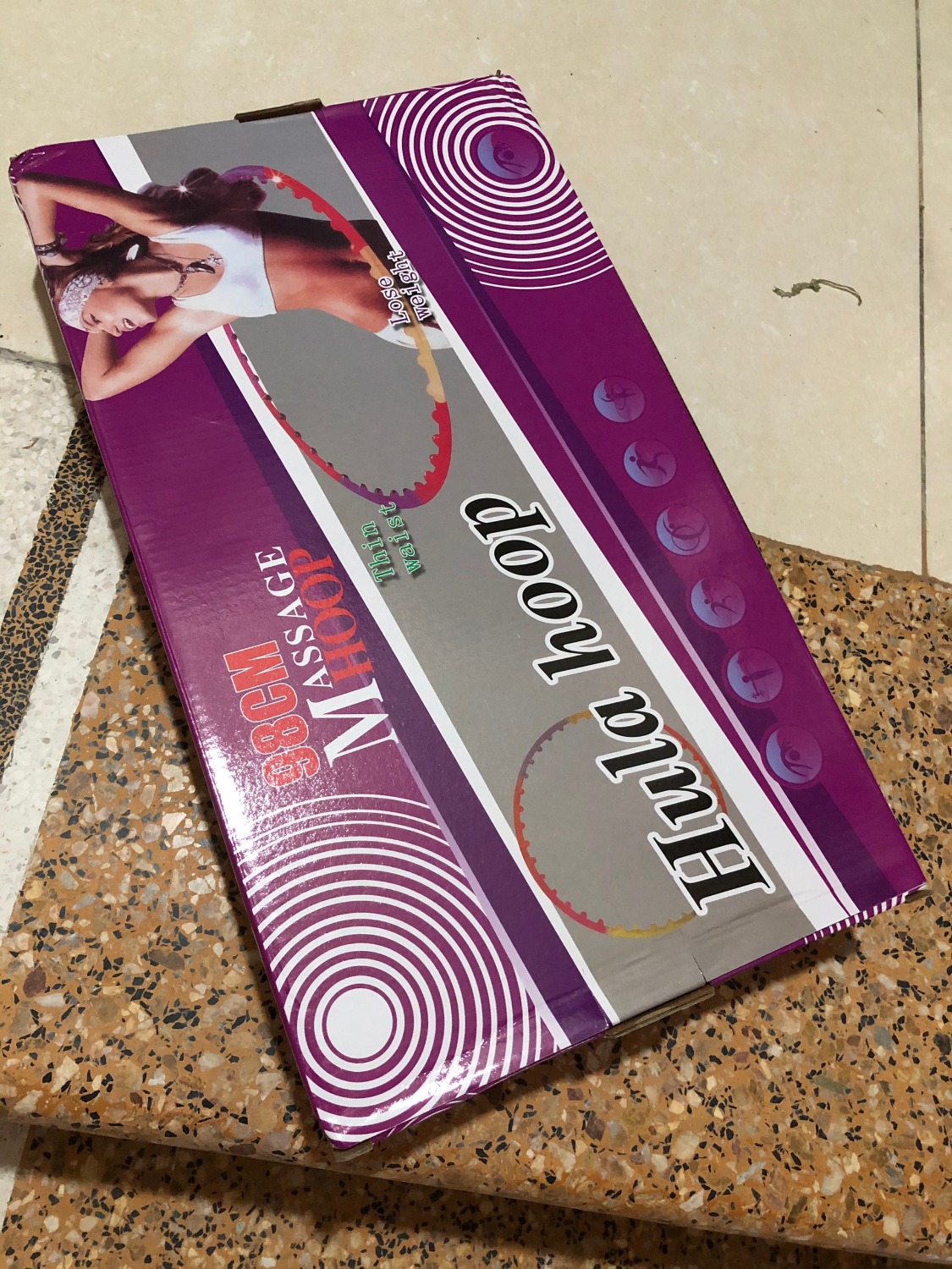 -Lâu rồi mới mua được sản phẩm ưng vậy chị em ạ muốn chia sẻ cho mọi người . Chả là vì mình mới sinh bé lên ở nhà nhiều bụng cứ chảy ra tìm nhiều cách mà không khả quan cho lắm . Do có sợ thích mua đồ qua mạng  tìm được quả vòng này đặt về luôn cũng hơi băn khoăn vì không biết có hiệu quả không . Nhắn tin nhờ shop tư vấn cảm thấy khá tin tưởng nên mình đặt mua về 
- Khoảng 3-4 ngày thì có hàng về tưởng cồng kềnh lắm nhưng hộp bé xinh xinh . có từng thanh nối lại với nhau chắc chắn , tập xong có thể gỡ ra rất tiện cho chị em mang theo khi đến phong tập hoặc công viên . Tập hiệu quả vòng có nhưng bi massage tiếp xúc trực tiếp quanh vùng bụng lắc có xíu mà mồ hồi ra nhiều cảm thấy người nhẹ nhàng đi nhiều 
- Chị em nào sợ bị ông xã chê béo bụng mua về mà lắc thì khỏi chê luôn.
- Cảm ơn shop và mong shop có những sản phẩm tốt như vậy . Cải thiện thời gian giao hàng nhanh chút nữa là OK