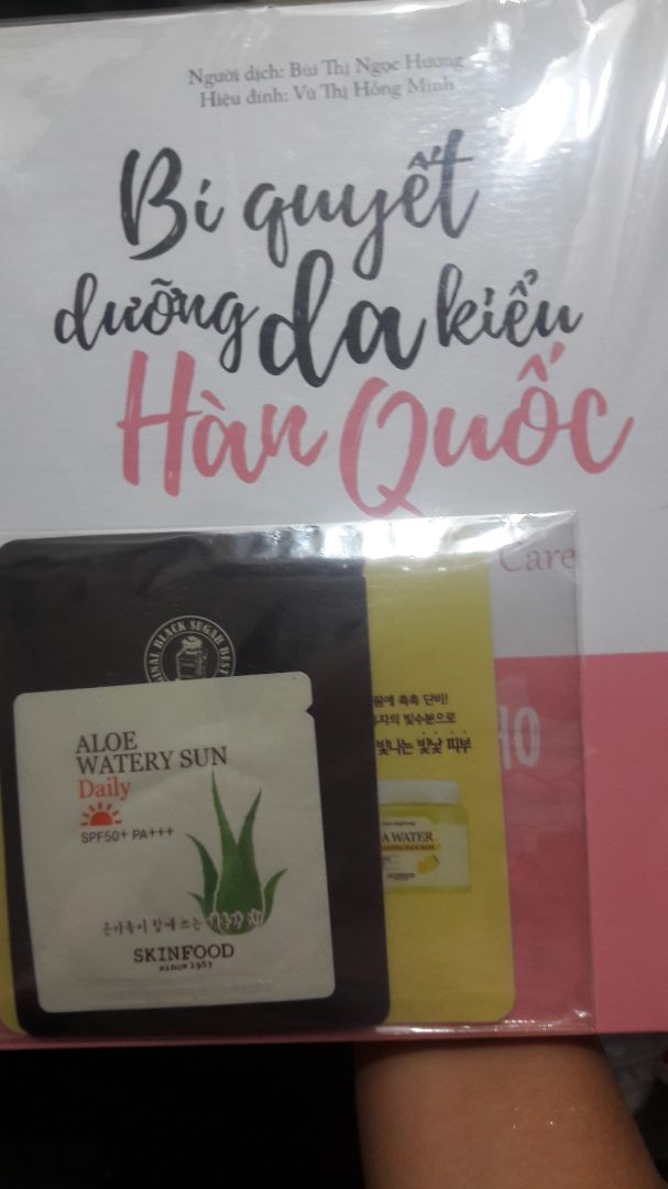 Hài lòng về chất lượng và hình thức của sách luôn. Mua sách đúng đợt khuyến mãi, còn tặng kèm cả mặt nạ, lột mụn nữa. Nói luôn là chim ưng hehe. Chỉ có 1 khiếm khuyết nhỏ là giao hàng chậm hơn 2 ngày. Mà đc cái nhân viên nc nhẹ nhàng. Cảm ơn Tiki. Chúc Tikj ngày càng phát triển và cải tiến thêm để chất lượng tốt hơn nữa