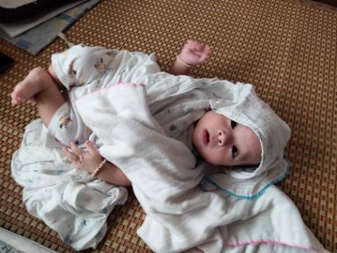 Chiếu nằm thoải mái và sạch, mình nằm dùng ra mồ hôi thì lấy khăn ẩm lau sơ lại nên sạch nhanh, nằm mát lưng không bị bách khó chịu, bé con nhà mình nằm rất ổn, nói chung dẻo dai so với giá thành sản phẩm. độ đan các mắt lưới vừa vặn không quá khít không quá thưa. Tuy nhiên hơi mỏng 1 chút, nhưng với giá thành như thế thì ok. 
Vẫn rất ưng, đóng gói kỹ càng, thư ngỏ đầy đu, chuyên nghiệp nên cho 5 sao!!