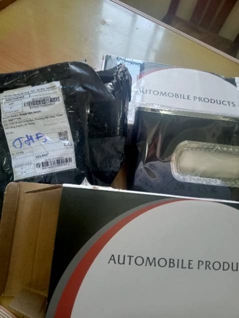 tôi mua 02 bộ túi treo đồ sau ghế ô tô, xe hơi sau lại giao 02 hôp khăn giấy