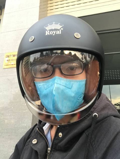 Bao nắng mưa, hạn chế bụi, giảm tiếng ồn (nên lái xe lúc thiếu ngủ thì dễ ngủ lắm nha, lần đầu tui bị rồi =)))
Đã thử lúc trời mưa, kính dính nước vừa phải, lấy tay vuốt là sạch, lau sạch dễ dàng, kính ko bị mờ, loá. Nhìn tốt mọi lúc. Lúc cất nón thì lau khô trước rồi đẩy kính lên để tránh trầy xước.
Khi trời lạnh mà đeo khẩu trang ở trong, dừng xe thì hơi thở ra có thể làm mờ kính, nhưng chạy xe gió vào thì sẽ hết. Nếu khẩu trang y tế form ôm sát tốt thì hạn chế bị hơi thở phà lên so với những khẩu trang y tế bình thường.
Đầu tui 55cm chọn size M ôm vừa khít là đúng size bình thường với loại nón này. Phải ôm sát mới an toàn.